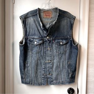 LEVI’S Oversized Raw Hemmed Trucker Vest